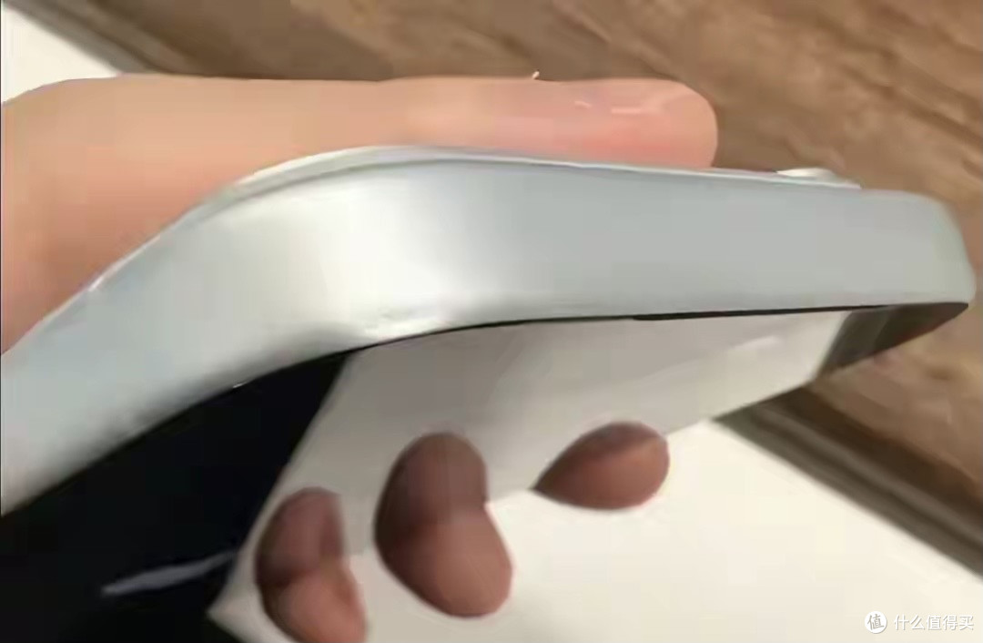 血泪教训!iPhone17不带壳的代价太惊人,库克看了都摇头!