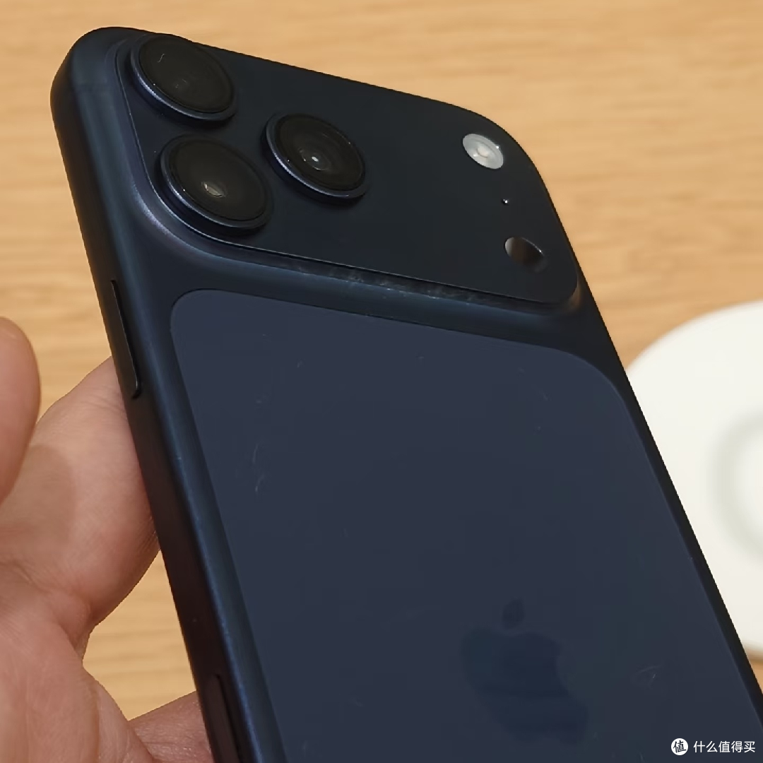 线下摸了一遍iPhone17系列，最大的遗憾是