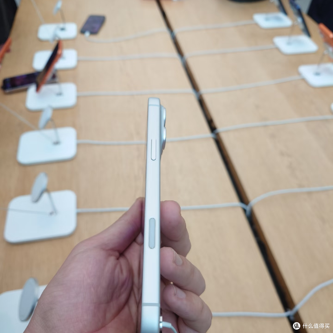 线下摸了一遍iPhone17系列,最大的遗憾是