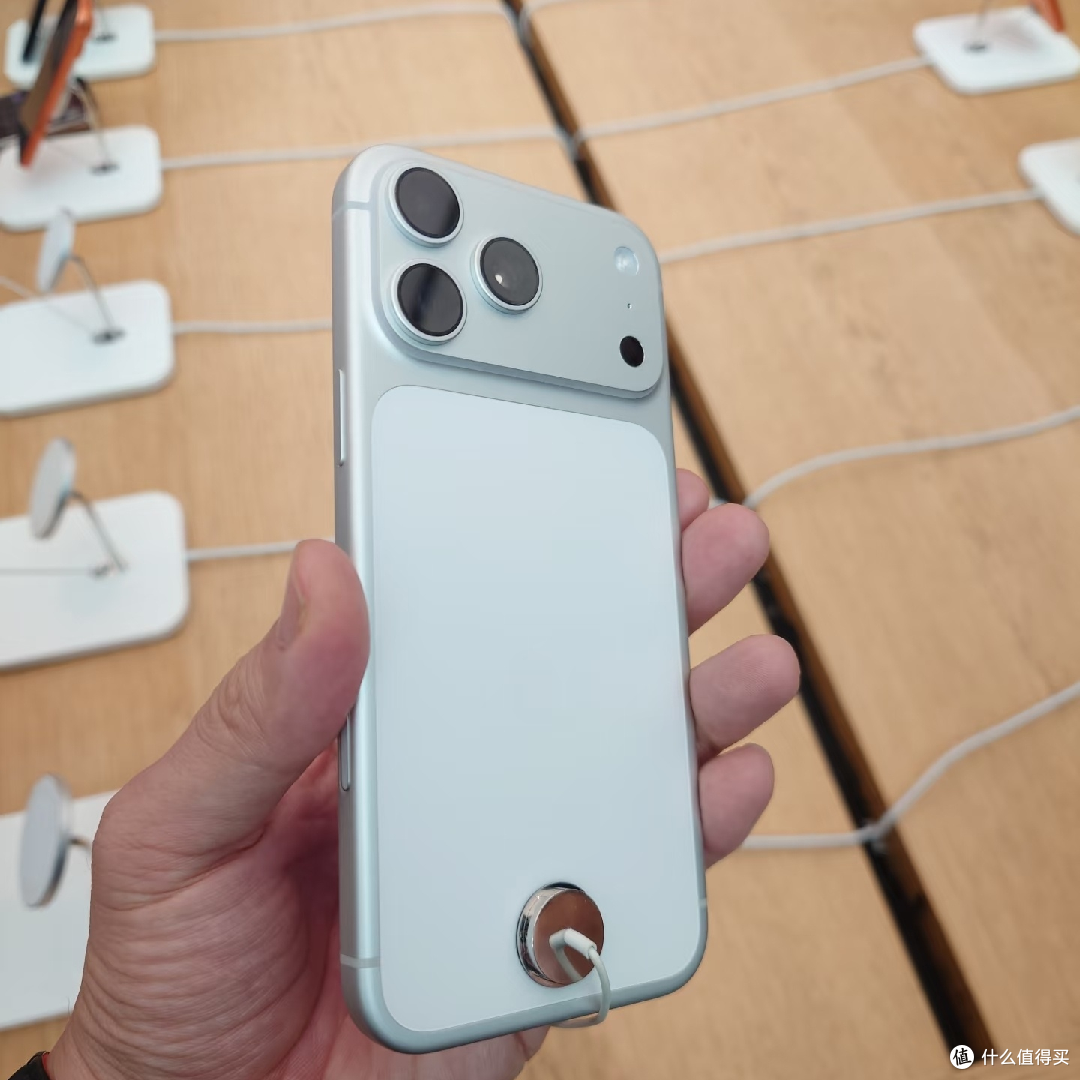 线下摸了一遍iPhone17系列,最大的遗憾是