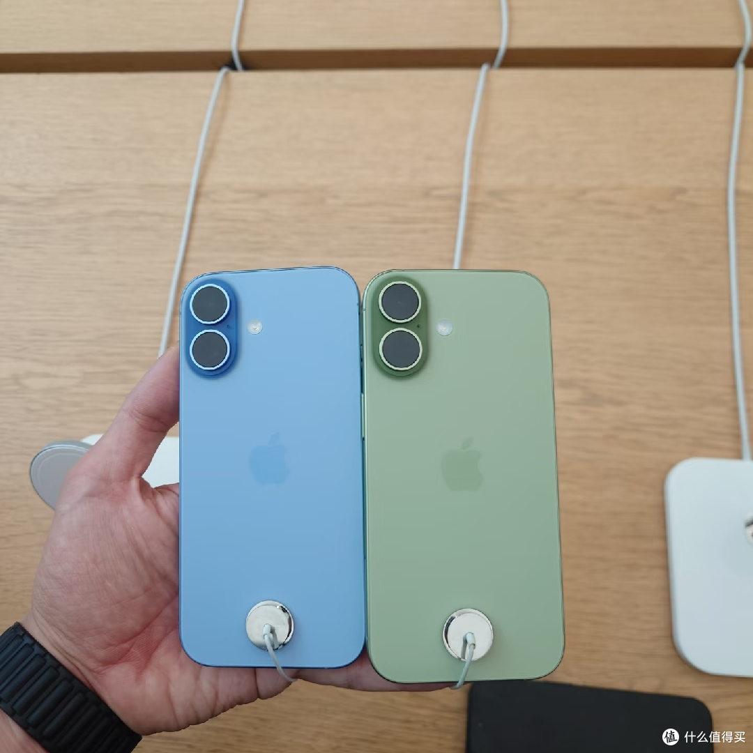 线下摸了一遍iPhone17系列,最大的遗憾是