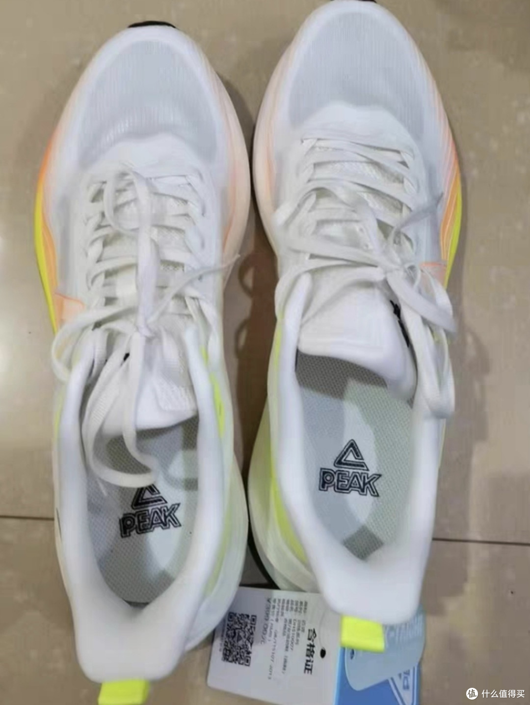 升级态极科技,轻盈缓冲跑鞋