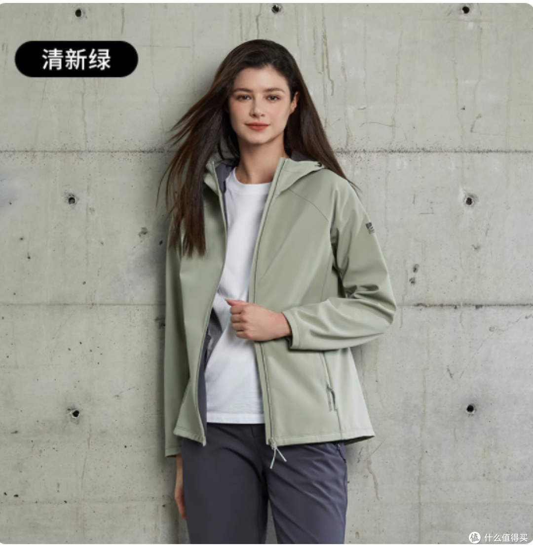 谁懂啊!这件软壳衣把「户外硬核」和「日常好看」焊在一起了👌