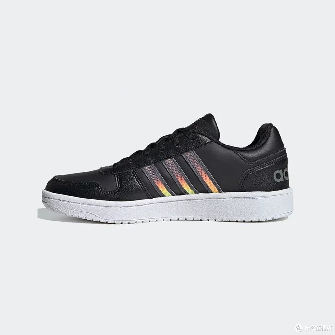 adidas女款运动鞋：设计与性能亮点
