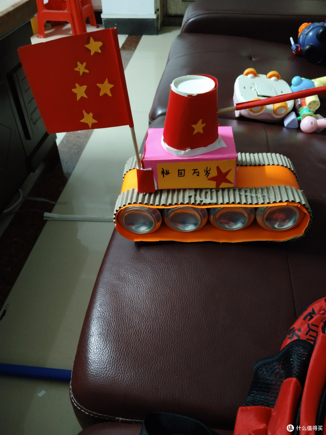 老师一生令下,幼儿园国庆手工制作出坦克来了,祖国万岁🚩🚩