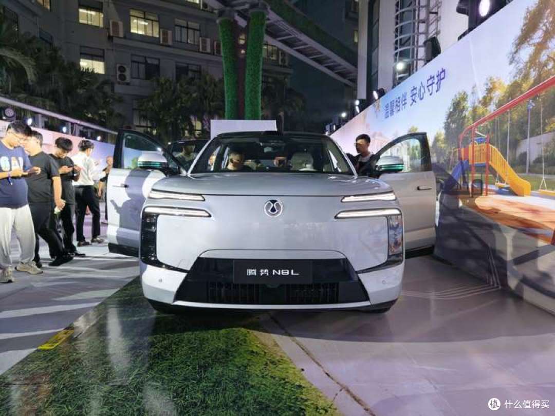 一键切换星空大床房!腾势N8L预售,堪称六口之家的全能生活舱
