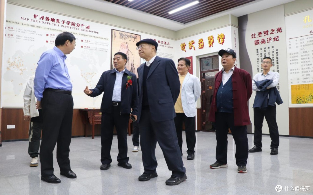 “心归太行”晋豫两地书画名家作品展在林州市世纪学校举行