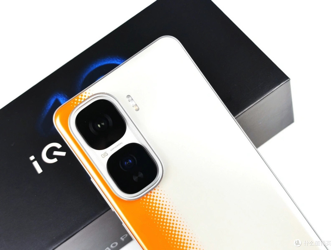 vivo更激进了,6100mAh+骁龙8Gen3,旗舰手机突降至1799元