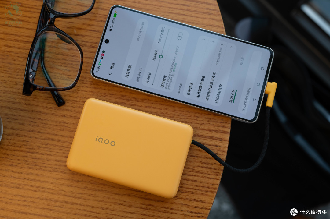 L型接口编织线,一天通勤不断电,iQOO 33W自带线充电宝上手