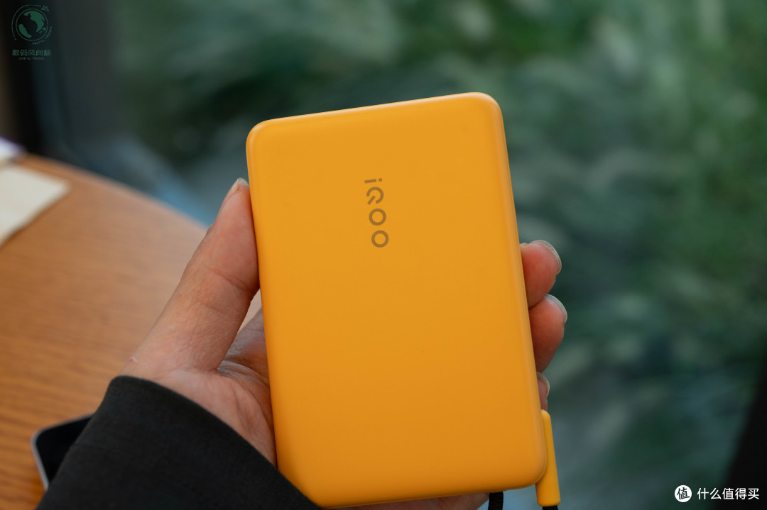 L型接口编织线,一天通勤不断电,iQOO 33W自带线充电宝上手