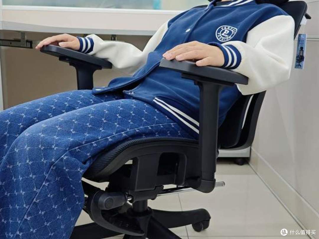 坐一天腰不酸?夏草木Fit2人体工学椅,科学久坐舒适理念旗舰之作