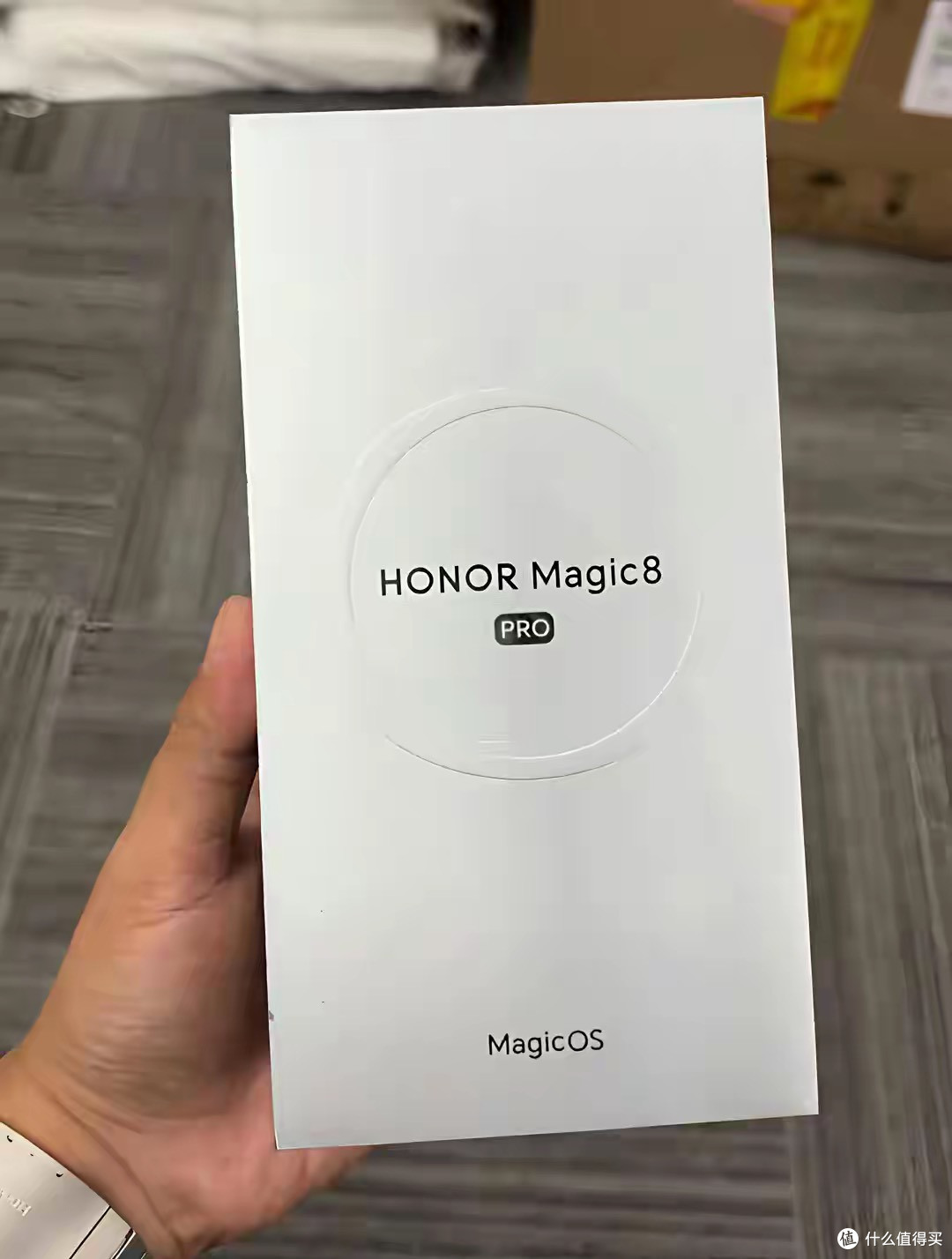 荣耀Magic8 Pro真机已到店，坚持四等边微曲屏，线下预定开启