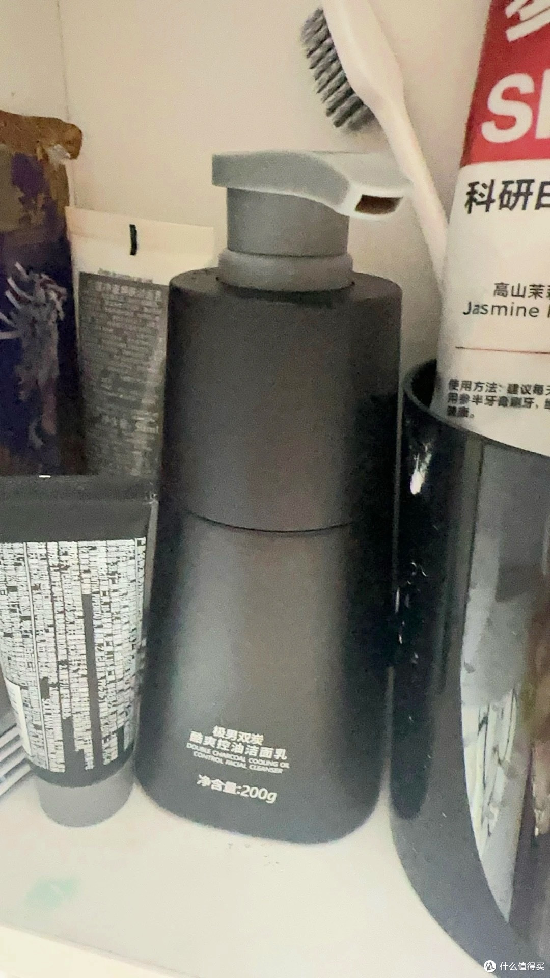 极男控油洁面乳:油皮男士的护肤救星