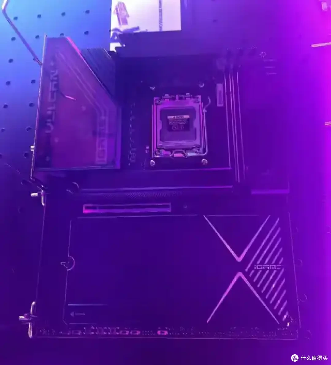 冲高冲高!七彩虹X870E 火神现身,双槽1DPC内存超频强化设计