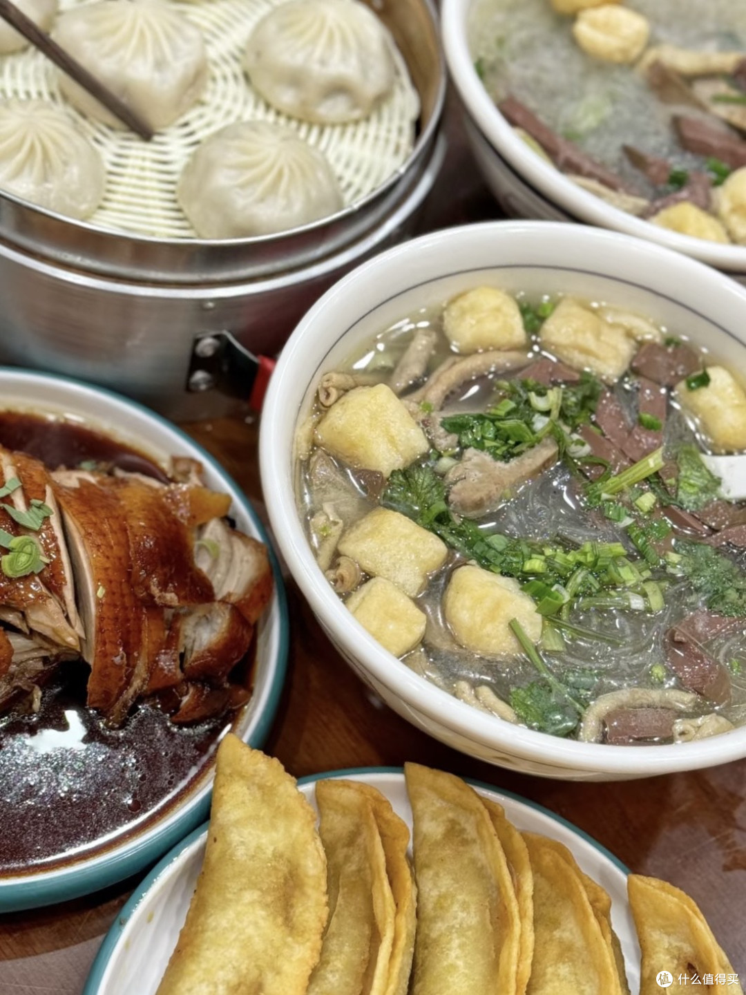 城市小吃大搜罗：北京烤鸭与南京鸭血粉丝