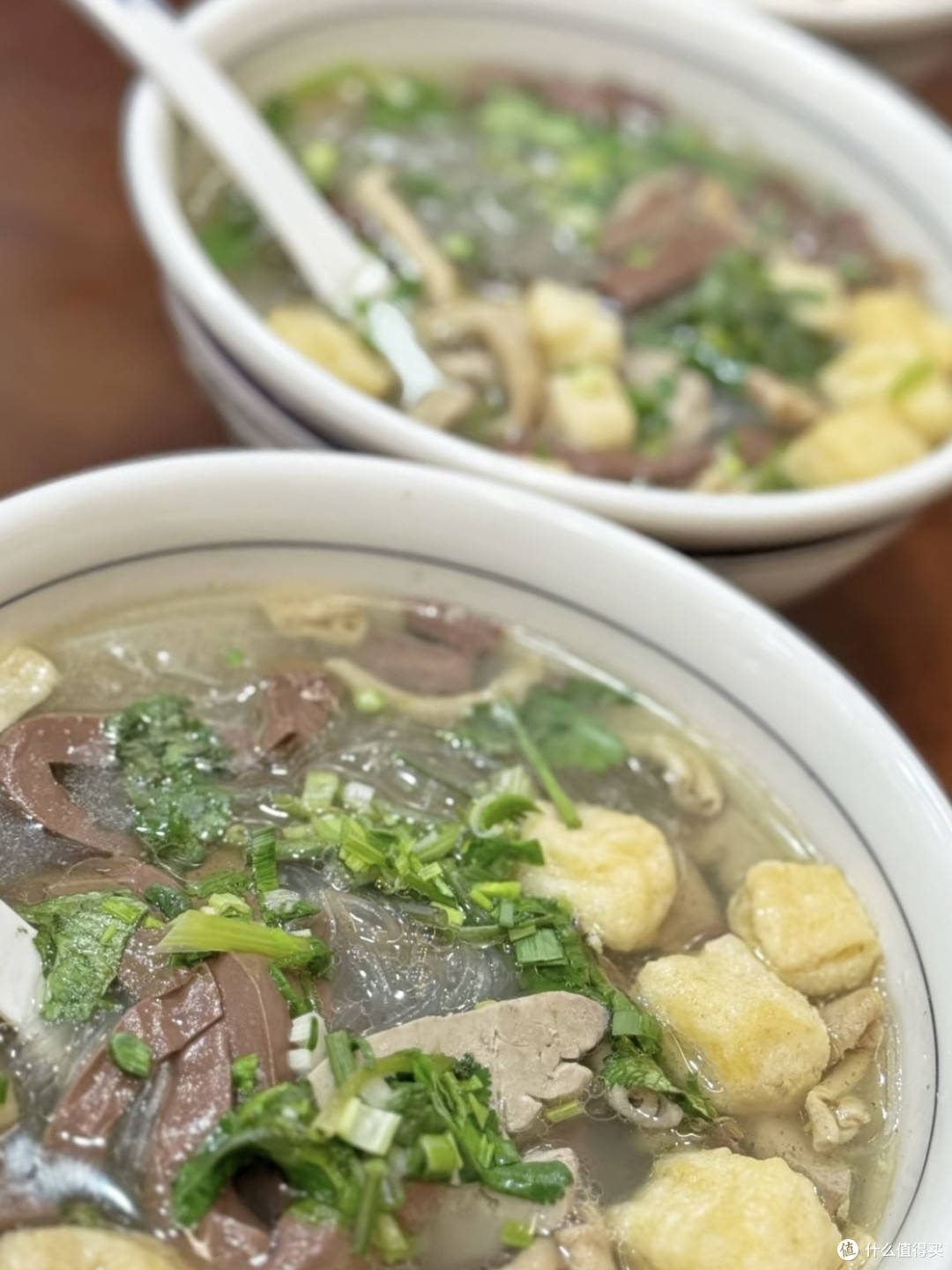 城市小吃大搜罗：北京烤鸭与南京鸭血粉丝