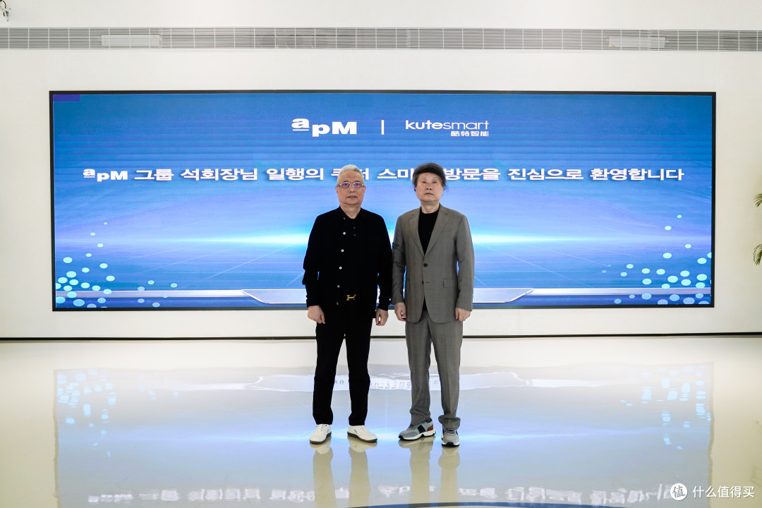 酷特智能创始人张代理（左）与apM集团会长石柱亨（右）