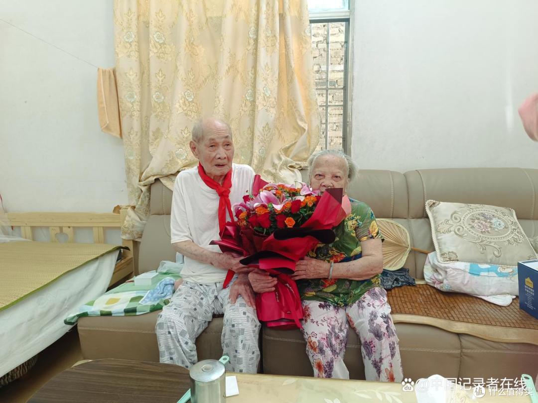 广东惠州幼儿园师生与志愿者慰问101岁退役老兵