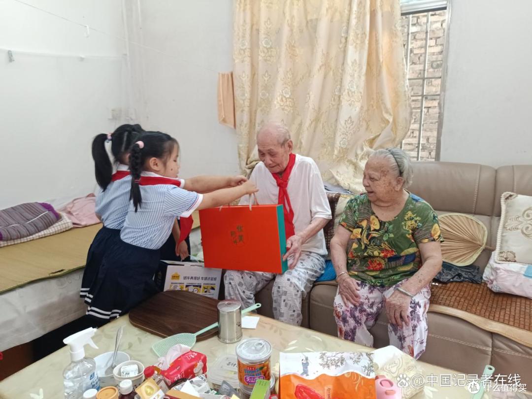 广东惠州幼儿园师生与志愿者慰问101岁退役老兵