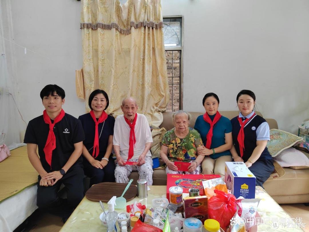 广东惠州幼儿园师生与志愿者慰问101岁退役老兵