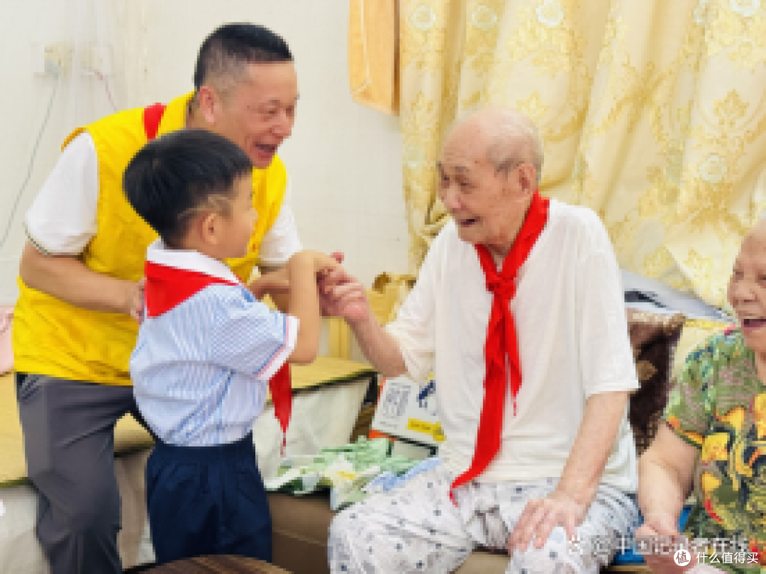 广东惠州幼儿园师生与志愿者慰问101岁退役老兵