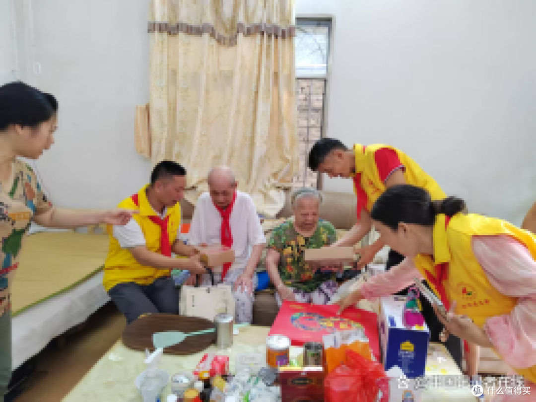 广东惠州幼儿园师生与志愿者慰问101岁退役老兵