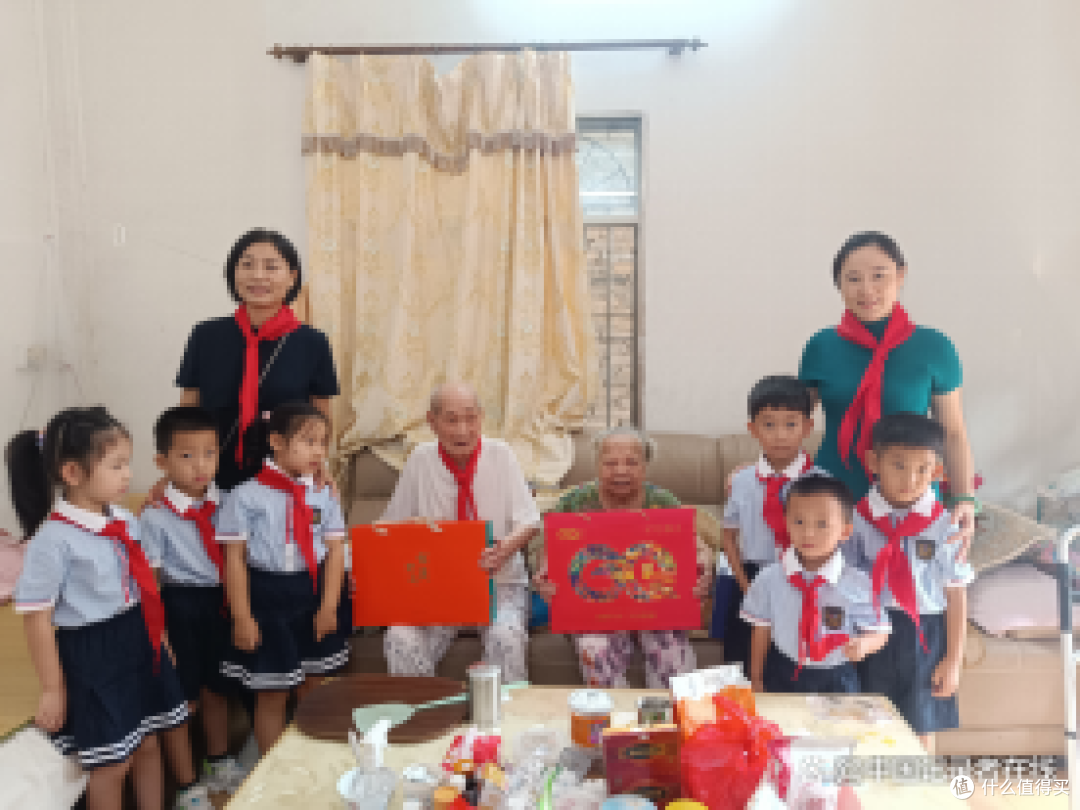 广东惠州幼儿园师生与志愿者慰问101岁退役老兵