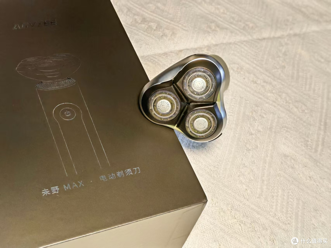开启性能新纪元!测评未野MAX剃须刀:2.3万转速不留一根胡须