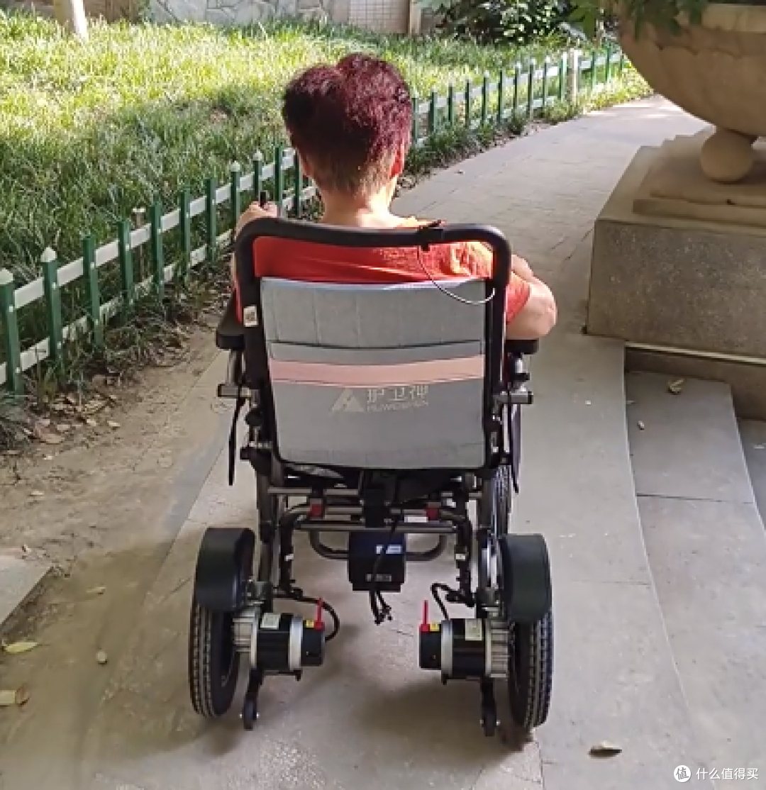 国庆出行怎么选?用户真实点评!护卫神电动轮椅测评