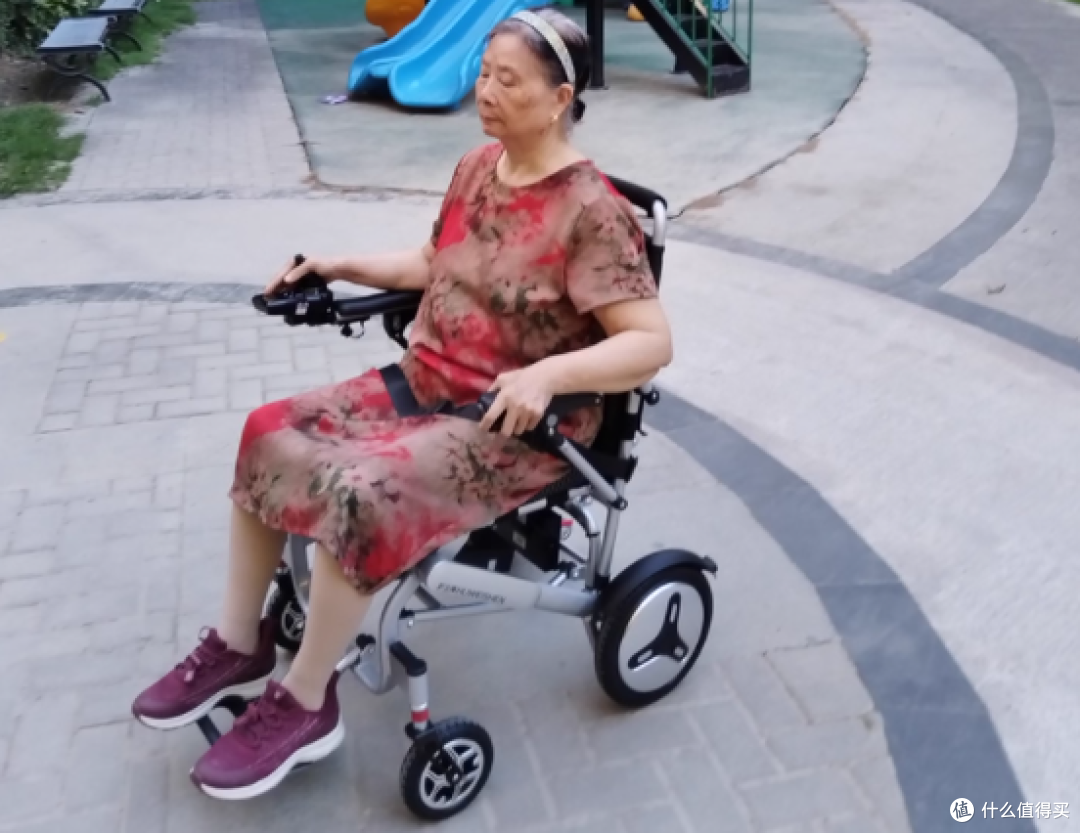 国庆出行怎么选?用户真实点评!护卫神电动轮椅测评