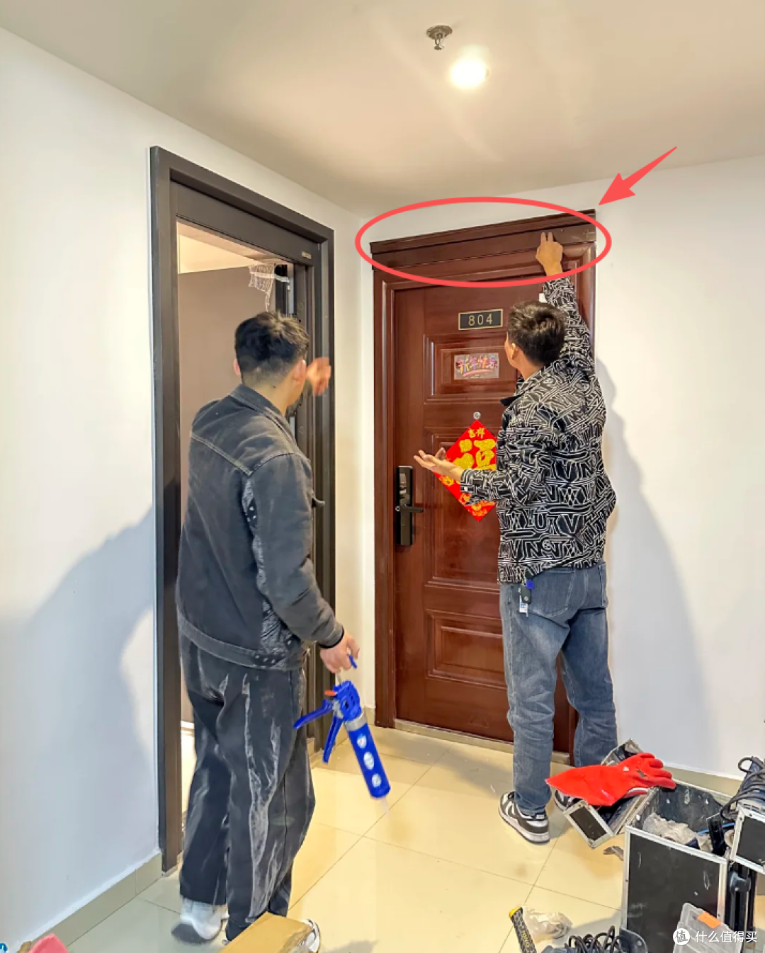 邻居换了“高一截的大门”,打算“压自己一头”?网友的做法绝了