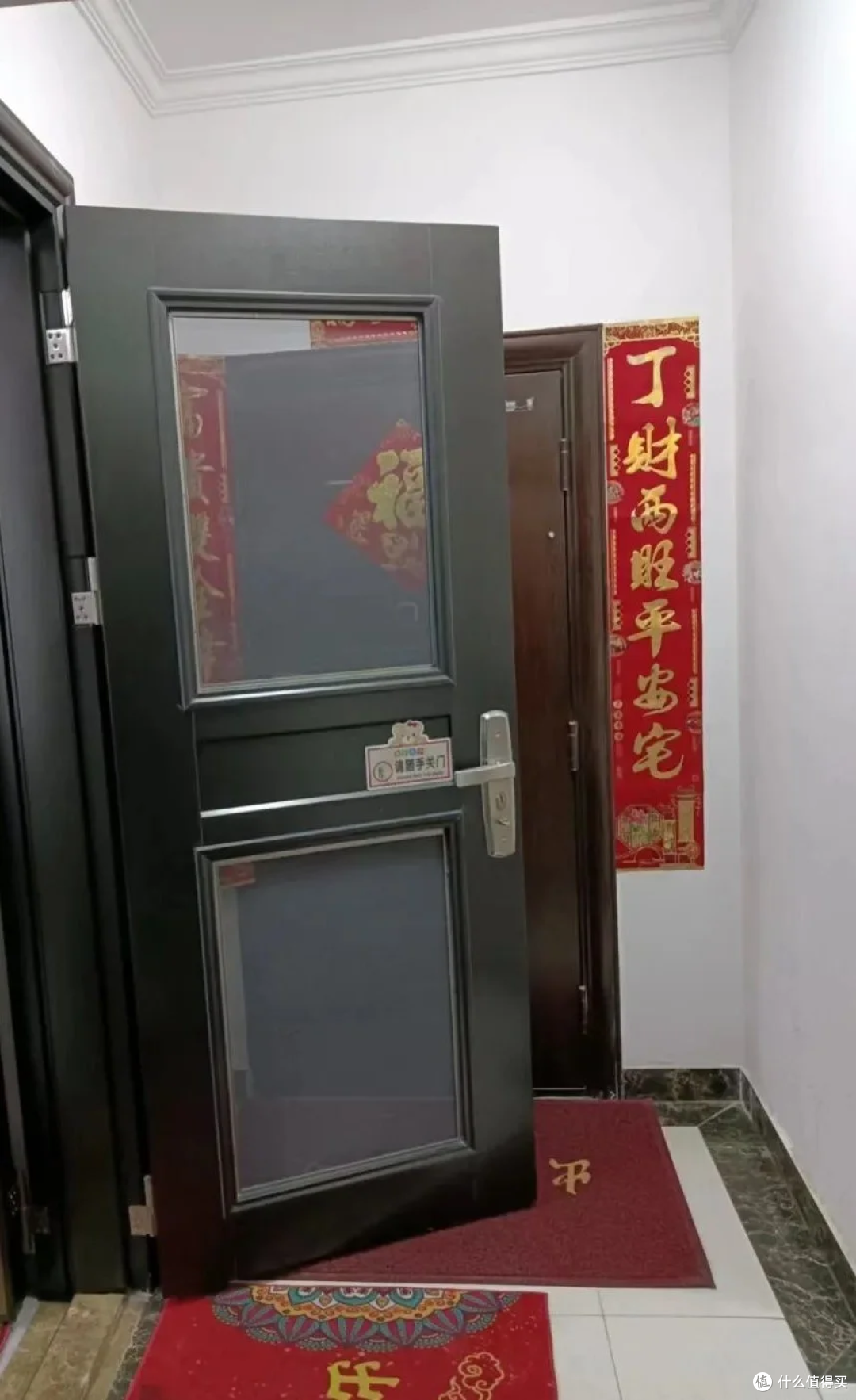 邻居换了“高一截的大门”,打算“压自己一头”?网友的做法绝了