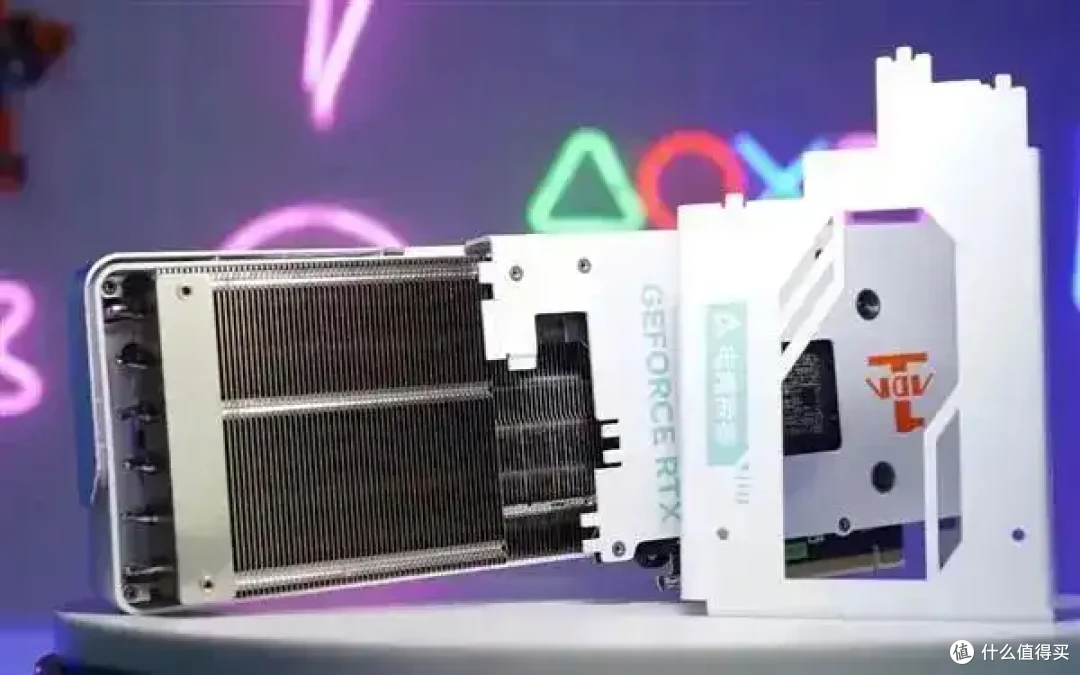 微星展示异形PCB RTX 5070Ti 隐藏供电设计,但是白色万图师