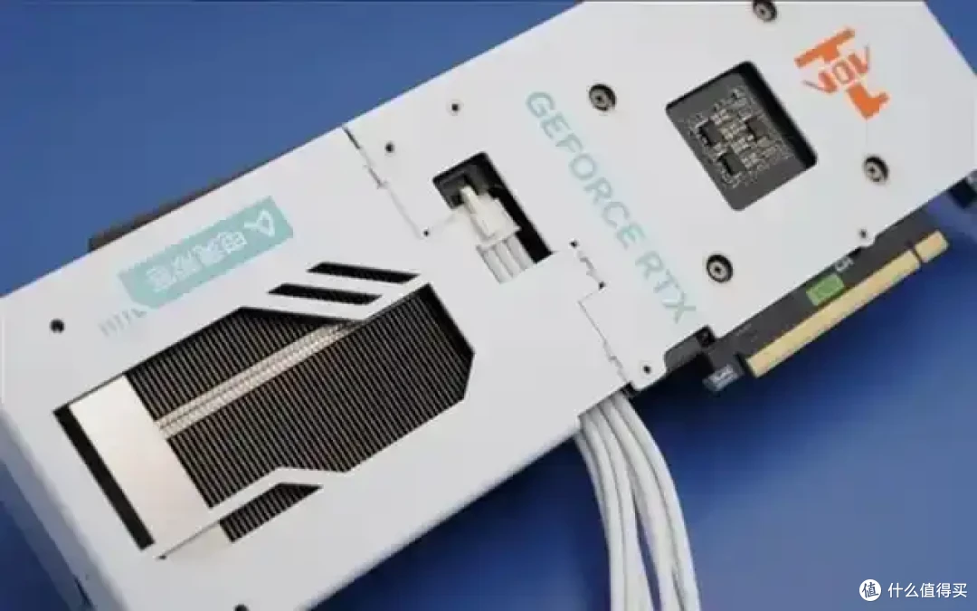 微星展示异形PCB RTX 5070Ti 隐藏供电设计,但是白色万图师