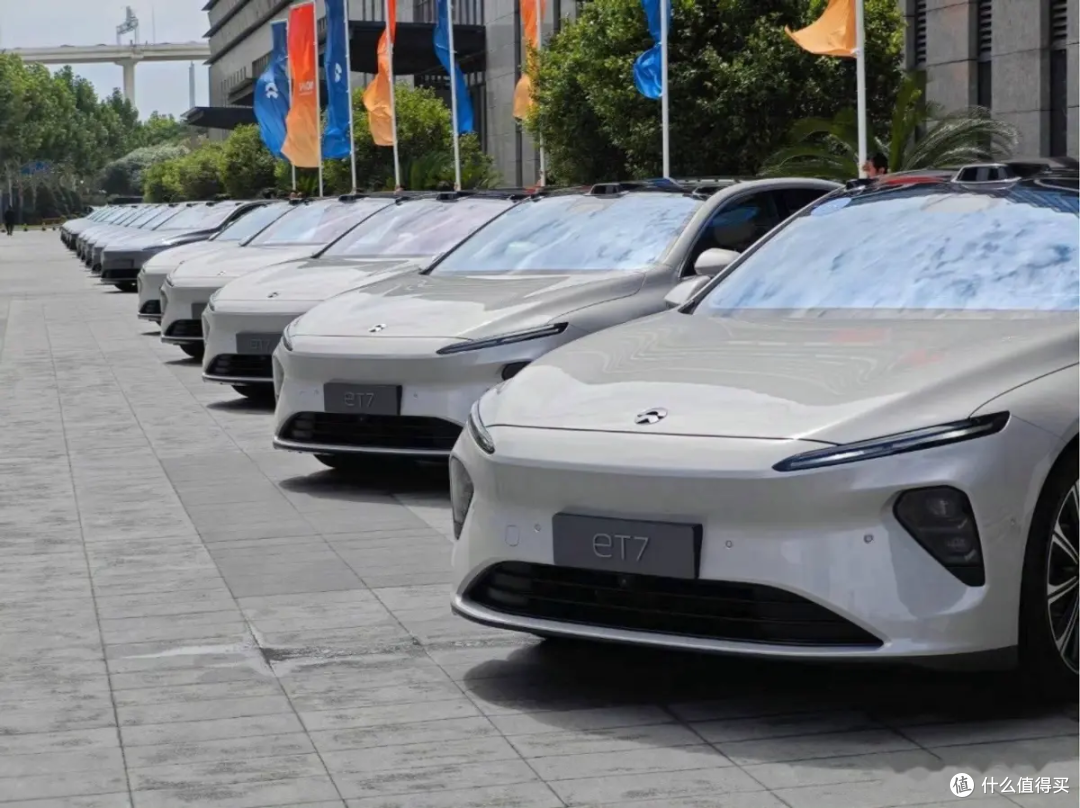 车企热炒“800V”,为何充电桩只写“kW”?