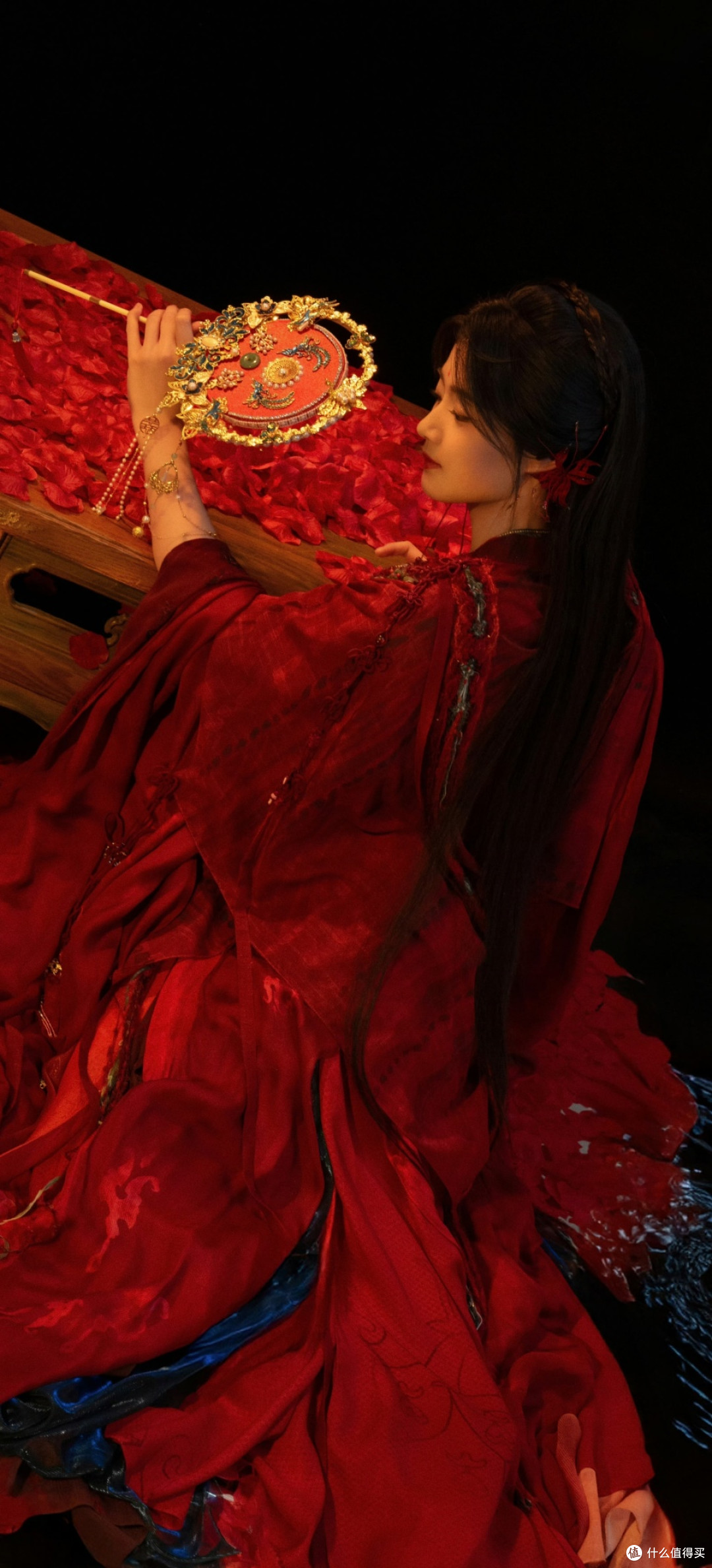 卢昱晓红衣写真封神,从清新小花到国风美人,一颦一笑皆古典画卷