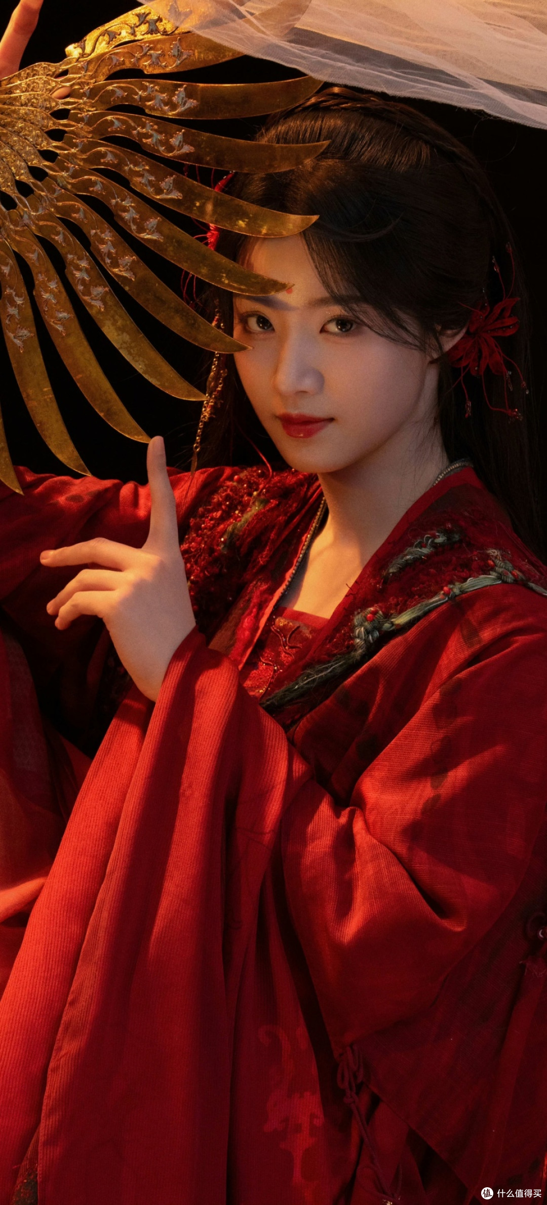 卢昱晓红衣写真封神,从清新小花到国风美人,一颦一笑皆古典画卷