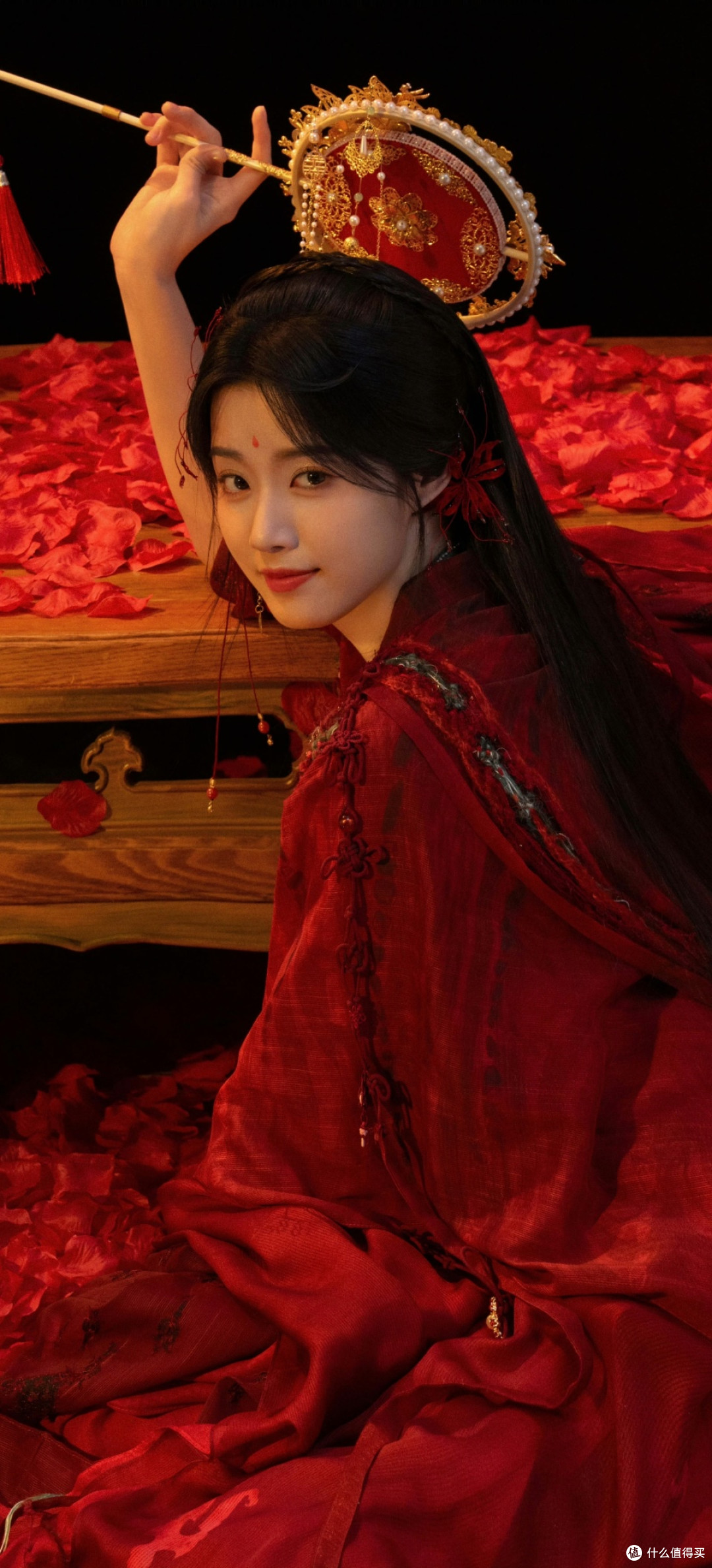 卢昱晓红衣写真封神,从清新小花到国风美人,一颦一笑皆古典画卷