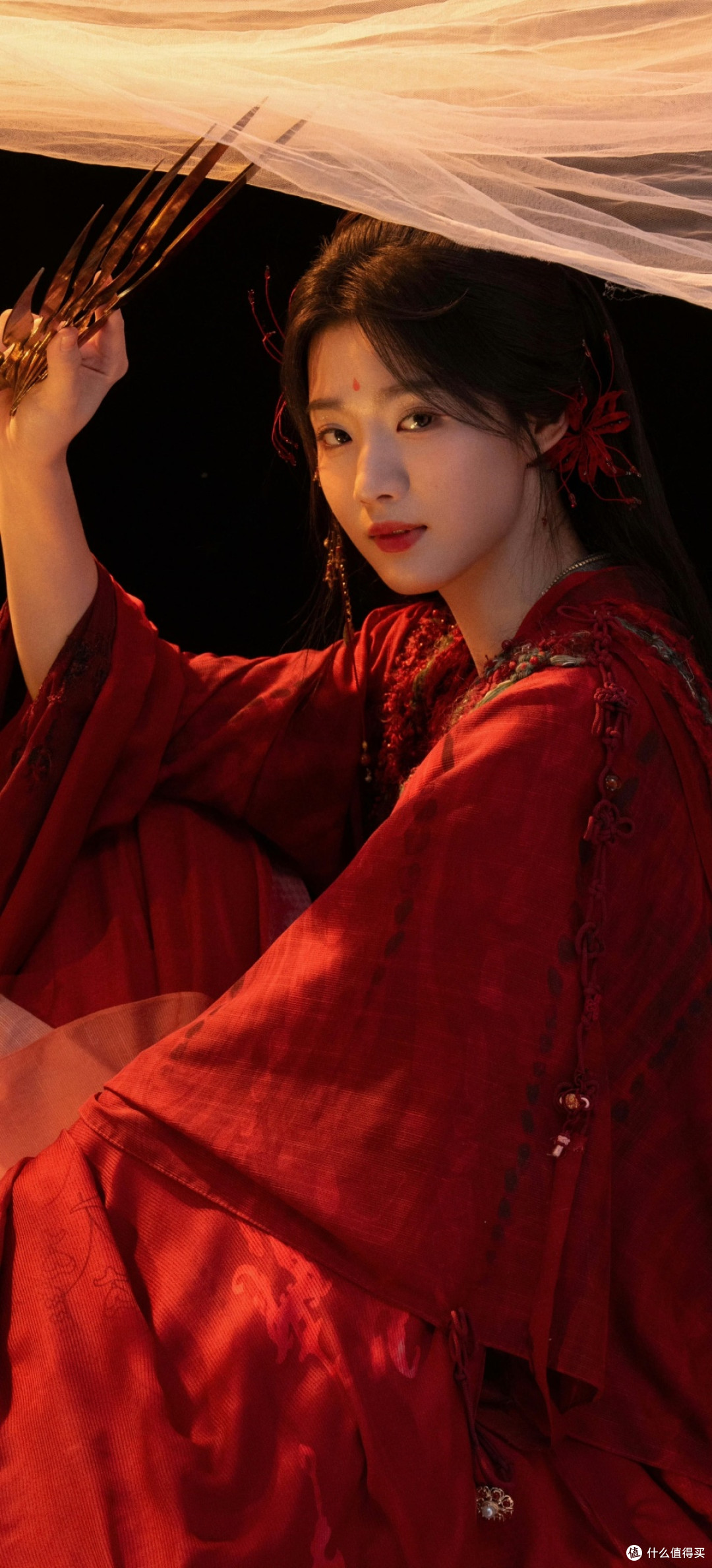 卢昱晓红衣写真封神,从清新小花到国风美人,一颦一笑皆古典画卷