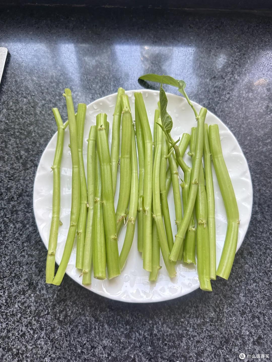 成精了！楼顶阿姨的“空心菜”，长成菜瀑布：全楼的邻居有口福了