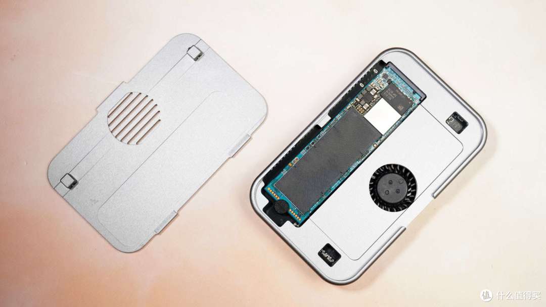 小巧全能iPhone17Pro好搭档 - 阿卡西斯M.2磁吸硬盘盒扩展坞
