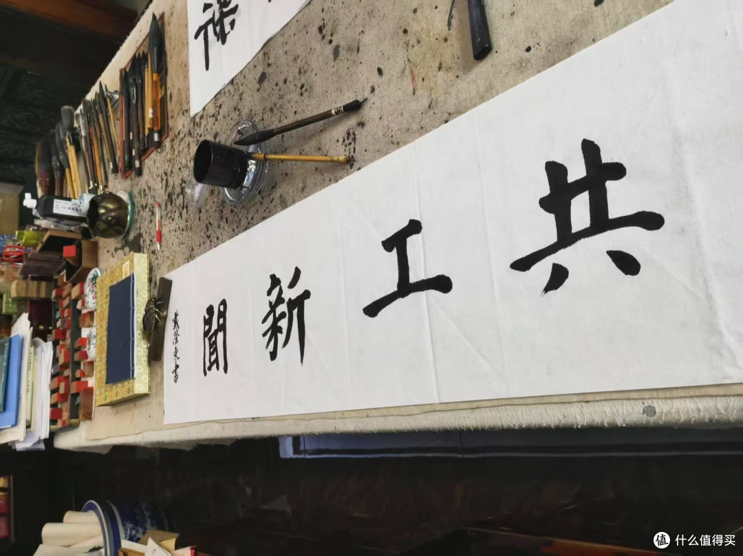 以笔为戈续写中国故事丨抗日名将之后戴澄东为共工新闻社题写社名