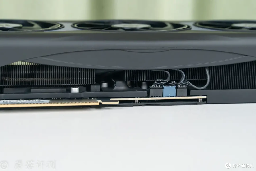 或50系高端显卡中值得入的一款、影驰RTX 5070 Ti星曜NOX OC显卡