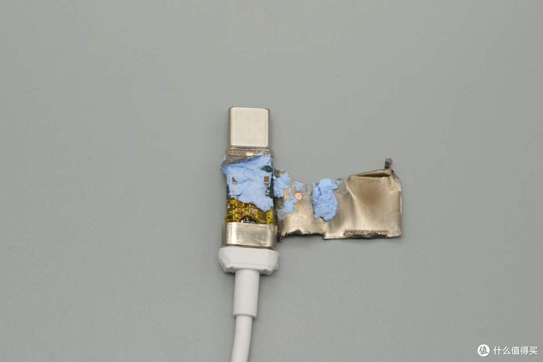 完美适配iPhone 17系列新机,谷歌25W Qi2.2磁吸无线充电器拆解