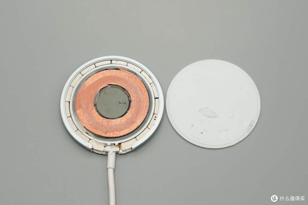 完美适配iPhone 17系列新机,谷歌25W Qi2.2磁吸无线充电器拆解