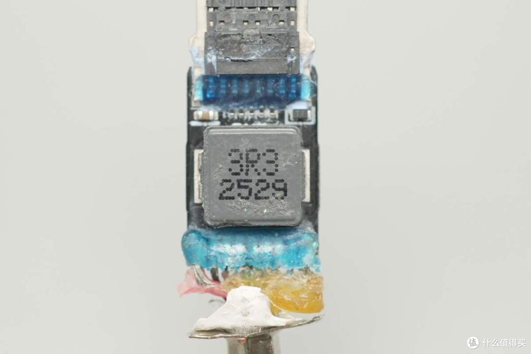 完美适配iPhone 17系列新机,谷歌25W Qi2.2磁吸无线充电器拆解
