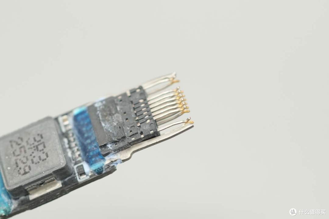 完美适配iPhone 17系列新机,谷歌25W Qi2.2磁吸无线充电器拆解
