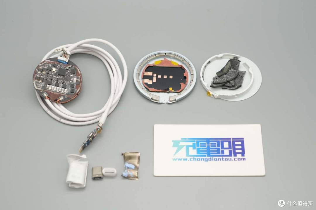 完美适配iPhone 17系列新机,谷歌25W Qi2.2磁吸无线充电器拆解