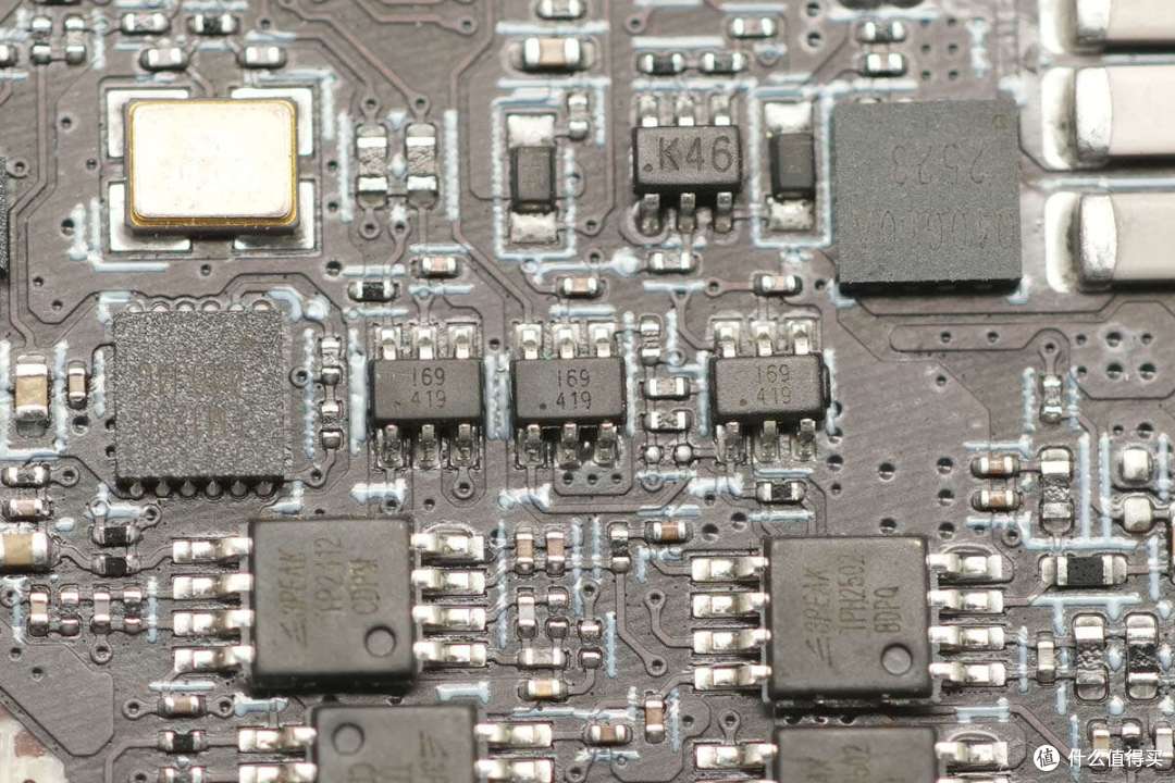 完美适配iPhone 17系列新机,谷歌25W Qi2.2磁吸无线充电器拆解
