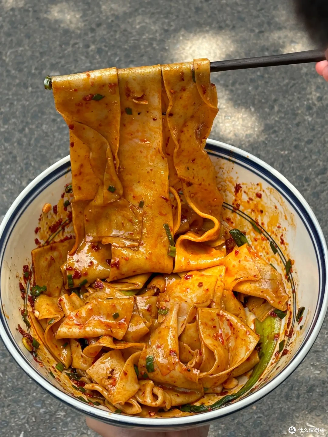 为什么陕西的面,用好大的碗,却只盛半碗面